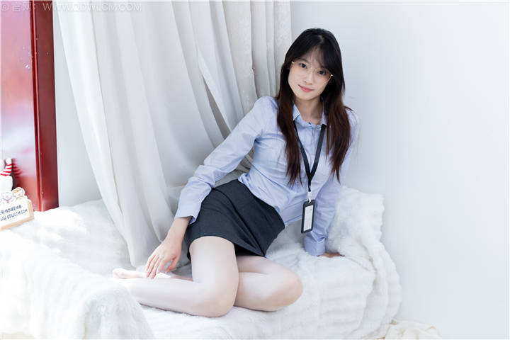 物恋传媒 No.2792 山奈-高跟鞋、油亮薄白丝、ol制服 [171P1V-3.41GB]